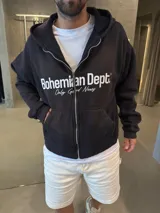 Campera con capucha y cierre frontal, confeccionada en algodón premium con corte boxy. Presenta estampado frontal con el logo de la marca y bolsillos tipo canguro.