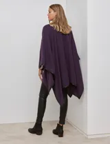 Ruana negra de tejido soft con ribete de cuero sintético.