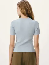 Camiseta de manga corta con textura acanalada, cuello redondo y ajuste al cuerpo.