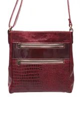 Cartera bandolera de cuero color bordó con diseño combinado de texturas, incluyendo una sección con efecto croco y otra lisa. Cuenta con dos bolsillos frontales con cierre metálico y correa ajustable.