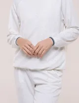 Buzo blanco melange de calce relajado, con cuello redondo, mangas largas raglán y detalles de franjas oscuras en contraste en el cuello y los puños.