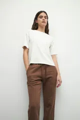 Babucha deportiva de algodón con cintura elástica, cordón ajustable y bolsillos laterales. Presenta un interior de felpa suave y corte cómodo.