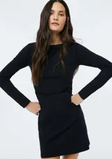 Vestido corto negro de manga larga, con escote redondo y silueta ajustada.