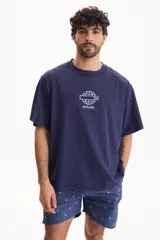 Remera azul marino de manga corta, con corte semi boxy y estampado frontal en color blanco que incluye un globo terráqueo y la palabra 'OFFLINE.'