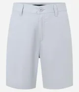 Bermuda básica masculina de sarga color gris, con trabillas en la cintura, cierre tradicional de botón y cremallera, y bolsillos funcionales.