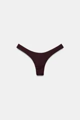 Braguita de bikini marrón oscuro de tiro medio, tipo brasileña, con detalle de frunce en la espalda y forro interior.
