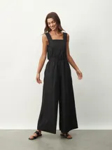 Mono negro con escote cuadrado, sin mangas, corte holgado y cintura elastizada.
