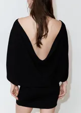 Vestido corto negro de tejido de punto fino, con cuello redondo, manga corta, diseño entallado y espalda con cuello drapeado.
