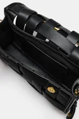 Bolso de mano negro de formato alargado con efecto trenzado, asa metálica dorada y cierre de doble clip.