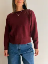 Sweater de tejido de punto con cuello redondo, mangas largas y puños acanalados. Presenta un diseño básico y versátil con un calce cómodo.
