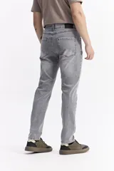 Jean de corte slim, con tiro medio, cierre frontal con botón y bolsillos laterales y traseros.