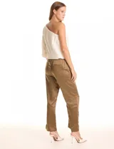 Top de un hombro color blanco, marca Allen Schwartz, con escote asimétrico elástico y una manga larga tipo balloon. Presenta apliques de flores en la parte delantera y un bajo fruncido elástico que crea un efecto blusado.