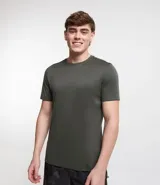 Remera deportiva verde militar de manga corta, confeccionada en tejido de malla 100% poliéster con tecnología Get Dry.