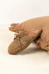 Mules de gamuza color tostado con diseño de zapato náutico, con cordones frontales y plantilla con logo estampado.