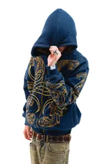 Hoodie azul con cierre y bolsillos laterales, con estampado dorado de hojas de acanto en el frente y las mangas.