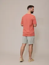 Short de baño texturizado color azul con cintura elástica y cordón ajustable.