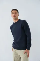 Buzo blanco de algodón con cuello redondo, mangas largas y logo y arte en relieve en el frente.