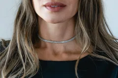 Gargantilla dorada de acero quirúrgico con circonitas engarzadas.