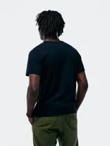 Camiseta celeste de corte slim, cuello redondo y manga corta.