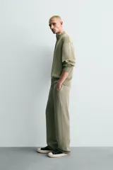 Chaqueta relaxed fit de tejido de punto de algodón, color verde militar, con cuello subido, manga larga, acabados en rib y cierre frontal con cremallera. Presenta efecto lavado.