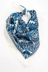 Bandana cuadrada de color blanco con diseño ornamental en tonos de azul, con estampado paisley y detalles geométricos.