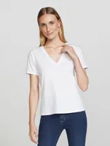 Camiseta marrón de manga corta con cuello en V.