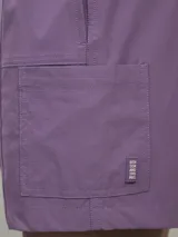 Short de baño color lila con cintura elástica y cordón ajustable.