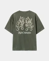 Remera marrón oversize de manga corta con estampado gráfico en la espalda de dos gatos de estilo retro con cuchillos y texto "Kahoa Industries".