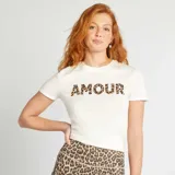 Camiseta blanca de algodón con estampado de la palabra "AMOUR" con animal print de leopardo.