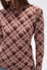 Remera de manga larga con cuello alto, confeccionada en tejido de viscosa y elastano con estampado a cuadros en tonos azul, gris y negro.