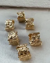 Anillo de diseño escultural y texturado, con acabado rugoso que simula una superficie montañosa o corteza.