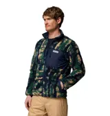 Campera polar de textura tipo corderito con estampado camuflado en tonos verde, azul marino y beige. Presenta cierre frontal completo, cuello alto y un bolsillo frontal en el pecho con cierre y parche de la marca.