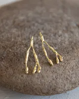 Aros colgantes con diseño orgánico inspirado en corales naturales, con acabado metálico brillante y cierre de perno con mariposa.