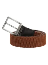 Cinturón elástico trenzado color marrón con terminaciones de cuero marrón oscuro y hebilla metálica plateada.