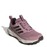 Championes de trekking Adidas Terrex Tracefinder 2 W, color rosado con las icónicas tres tiras en negro y entresuela blanca. Diseñados para trail running y actividades al aire libre, con capellada de malla transpirable y suela de gran tracción.