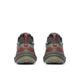 Championes de trekking y senderismo Merrell Speedarc Matis, de color verde militar con detalles en gris, rojo y negro, con sistema de cordones elásticos y suela chunky de diseño ondulado.