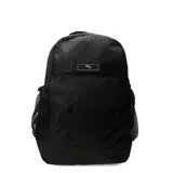 Mochila Puma Deck de color negro, con diseño de tejido tipo ripstop, correas frontales ajustables y bolsillos laterales de malla. Incluye el logo de la marca en un parche rectangular en la parte superior.