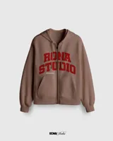 Campera con capucha color marrón con cierre frontal y estampado rojo con el logo de la marca en el pecho.