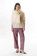 Sweater beige de tejido fino y mangas largas.