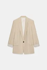 Blazer de lino color verde militar, con cuello solapa, hombreras y manga larga con puño revuelto con detalle a rayas. Cuenta con cierre frontal de un botón y bolsillos delanteros con solapa.