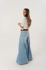 Pantalón de jean celeste de tiro medio y corte súper campana.