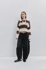 Sweater de punto calado a rayas horizontales marrones y beiges, con cuello tipo polo y escote en V.