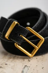 Cinto de cuero color marrón, con hebilla cuadrada dorada.