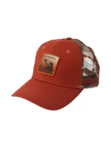 Gorro tipo trucker color terracota con visera curva, panel frontal rígido y malla trasera con diseño camuflado. Incluye un parche frontal con el logo de la marca y la imagen de un camello.