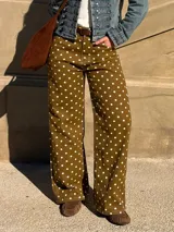 Jean recto de tiro alto confeccionado en denim con lycra, de color verde con estampado de lunares blancos. Presenta diseño de perneras rectas y amplias.
