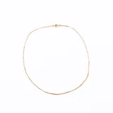 Cadena dorada de eslabones finos.