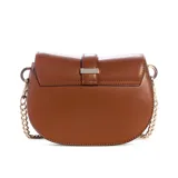 Cartera bandolera Guess modelo Carrie Mini, de color marrón con acabado en símil cuero. Cuenta con solapa frontal, herrajes dorados, detalle de la letra G en el cierre y correa ajustable combinada con cadena.