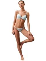 Colaless de diseño minimalista confeccionado en una combinación de microfibra y encaje con textura ondulada. Presenta tiras laterales delgadas y elásticas que ofrecen un ajuste cómodo y sofisticado.