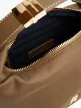 Cartera crossover Tommy Hilfiger de nailon brillante en color marrón. Presenta un diseño versátil con asa superior corta y correa cruzada extraíble, cierre de cremallera y el monograma TH metálico en la parte frontal.