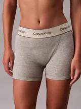 Shorts tipo boxer color gris jaspeado, con cintura elástica ancha con logo de la marca.